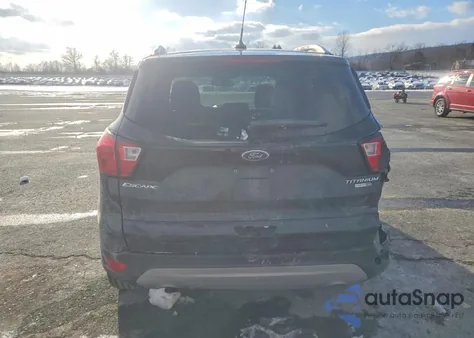 2019 Ford Escape Titanium z USA, uszkodzony, nr VIN 1FMCU9J99KUA85351